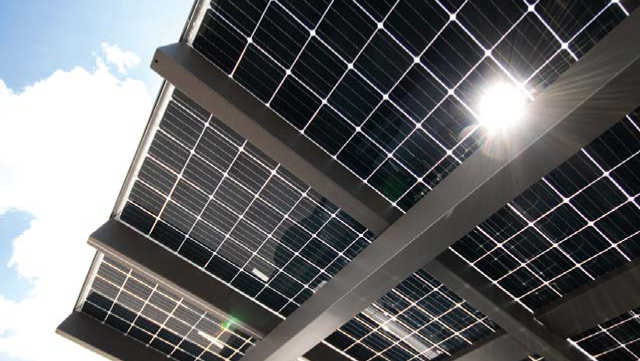 Solarmodule auf einer Metallkonstruktion fangen Sonnenlicht ein, nachhaltige Energiegewinnung erkennbar. de HANSEL.kraus metalltechnik gmbh
