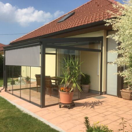 Wintergarten mit Glasfront an Einfamilienhaus, Terrasse mit Pflanze, sonniger Tag, Freiburg. Sprache: de HANSEL.kraus metalltechnik gmbh