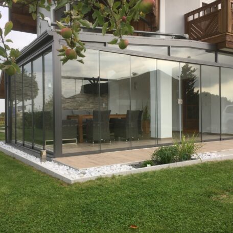 Moderner Wintergarten mit Glasfassade und Terrassenblick, ideal als Anbau für mehr Wohnraum. HANSEL.kraus metalltechnik gmbh