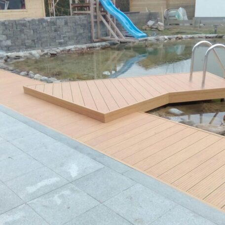 Barrierefreies Pooldeck mit Einstieg und Rutsche im Garten, moderner Außenbereich. de HANSEL.kraus metalltechnik gmbh