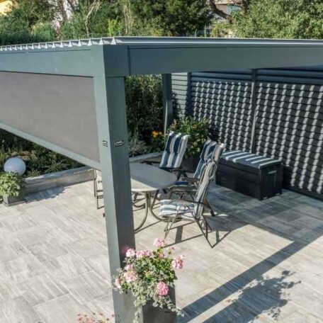 Moderne Terrassenüberdachung mit Sitzmöbeln und Sichtschutz im sonnigen Garten. HANSEL.kraus metalltechnik gmbh