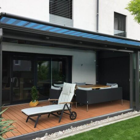 Terrasse mit Glasdach, Markise und Loungemöbeln an modernem Einfamilienhaus. de HANSEL.kraus metalltechnik gmbh