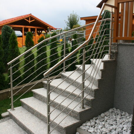 Außentreppe mit modernem Edelstahlgeländer führt zu einer erhöhten Terrasse mit Gartenumgebung. HANSEL.kraus metalltechnik gmbh