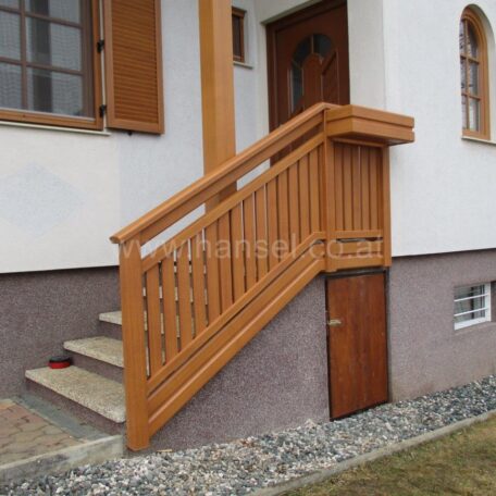 Treppenaufgang aus Holz mit Geländer führt zu Hauseingang, Seite mit kleinem Fenster. HANSEL.kraus metalltechnik gmbh