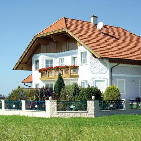 Modernes Einfamilienhaus mit Garten und Balkon an einem sonnigen Tag auf dem Land. HANSEL.kraus metalltechnik gmbh