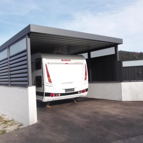 Wohnmobil steht unter modernem Carport mit Metallkonstruktion auf befestigtem Parkplatz. HANSEL.kraus metalltechnik gmbh