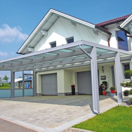 Modernes Einfamilienhaus mit Doppelgarage und großzügigem Carport aus Glas und Metall. HANSEL.kraus metalltechnik gmbh