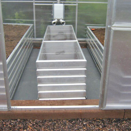 Hochbeete aus Metall stehen nebeneinander in einem modernen Gewächshaus für Gemüseanbau. HANSEL.kraus metalltechnik gmbh