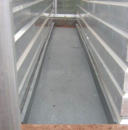 Leere Metallwanne mit glatten Seitenwänden, geeignet als Pflanzgefäß oder Hochbeet, auf Betonboden. HANSEL.kraus metalltechnik gmbh