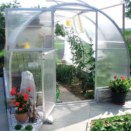 Gewächshaus mit offenen Türen, Blumen und Tomatenpflanzen, Tageslicht, Gartenumgebung. HANSEL.kraus metalltechnik gmbh