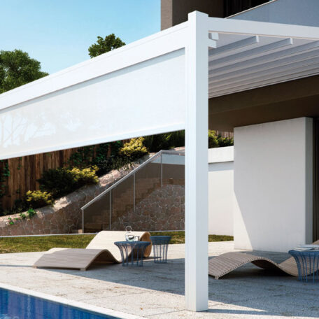 Moderne Pergola mit weißem Sonnenschutz am Pool, zwei Liegen im Schatten, Garten im Hintergrund. HANSEL.kraus metalltechnik gmbh
