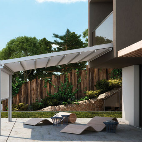 Moderne Terrassenüberdachung an einem Haus mit Liegen und Blick auf den Garten. HANSEL.kraus metalltechnik gmbh