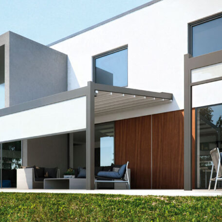 Modernes Einfamilienhaus mit großer Terrasse, Sitzlounge und gepflegtem Garten bei Tageslicht. de HANSEL.kraus metalltechnik gmbh
