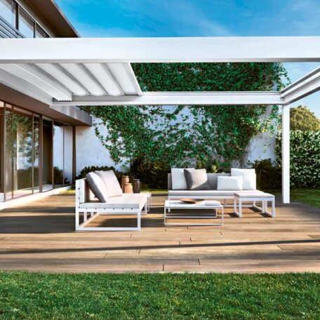 Moderne Terrasse mit weißer Pergola, gemütlichen Loungemöbeln und Blick ins begrünte Gartenstück. HANSEL.kraus metalltechnik gmbh