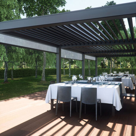 Gedeckter Tisch unter moderner Pergola im Garten mit grünem Rasen und Bäumen. HANSEL.kraus metalltechnik gmbh