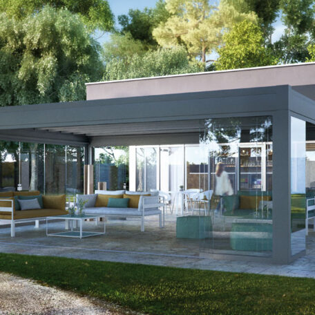 Modernes Haus mit großer Glasfront, Terrasse und Sitzgelegenheiten im Garten. Sprache: de HANSEL.kraus metalltechnik gmbh