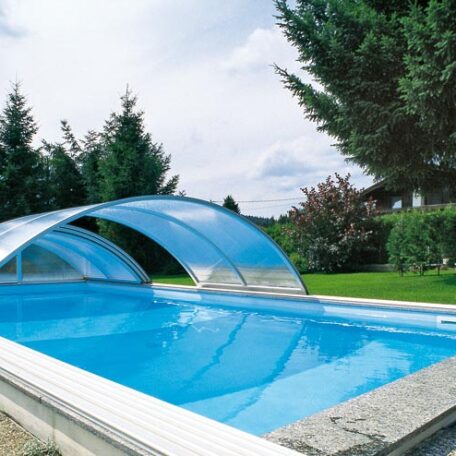 Überdachter Pool im Garten mit Rasen, Bäumen und klarem Wasser, Sommerstimmung. HANSEL.kraus metalltechnik gmbh
