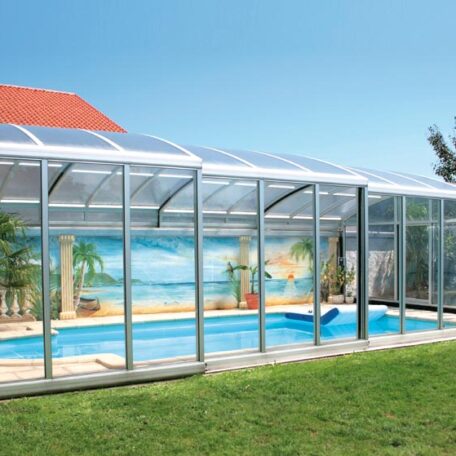 Überdachter Außenpool mit Glaswänden im Garten, im Hintergrund ein Wandbild mit Strandmotiv. HANSEL.kraus metalltechnik gmbh
