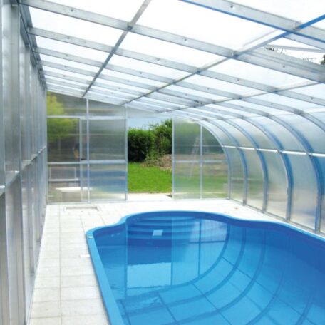 Ein überdachter Pool mit Glasdach und Blick ins Grüne am Rand. HANSEL.kraus metalltechnik gmbh