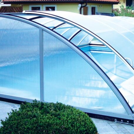 Überdachtes Schwimmbecken mit transparenter Poolüberdachung im Garten eines Einfamilienhauses. HANSEL.kraus metalltechnik gmbh