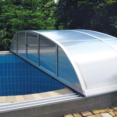 Gebogene Poolüberdachung aus Glas schützt das Schwimmbecken auf einer Terrasse im Freien. HANSEL.kraus metalltechnik gmbh