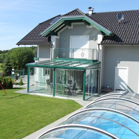 Modernes Einfamilienhaus mit Wintergarten und überdachtem Pool im grünen Garten. HANSEL.kraus metalltechnik gmbh
