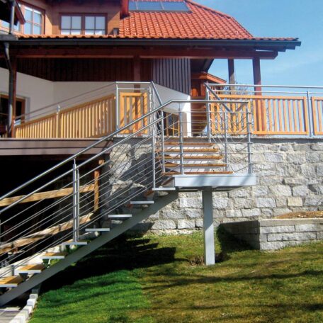 Außentreppe aus Metall mit Geländer führt zu Terrasse eines Einfamilienhauses. HANSEL.kraus metalltechnik gmbh