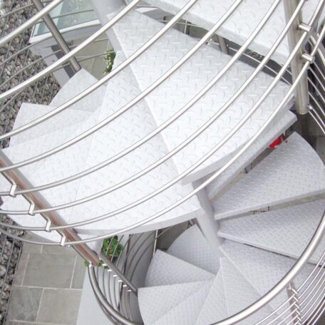 Moderne weiße Wendeltreppe mit Metallgeländer, Blick von oben, stilvolle Architektur. HANSEL.kraus metalltechnik gmbh