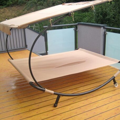 Große, moderne Doppelliege mit Sonnendach steht auf einer Holzterrasse mit Geländer. HANSEL.kraus metalltechnik gmbh