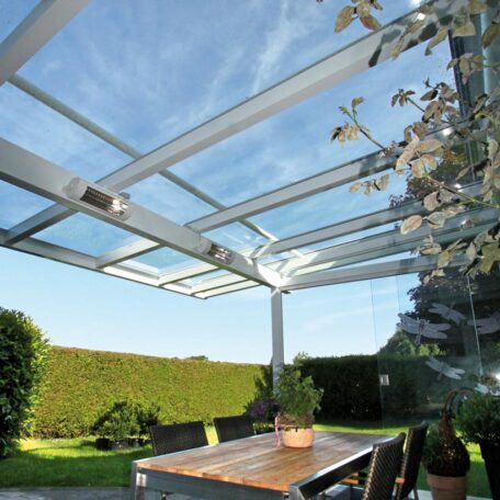 Terrasse mit Glasüberdachung, Holztisch und Gartenblick an sonnigem Tag. HANSEL.kraus metalltechnik gmbh