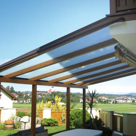Überdachte Terrasse mit Holzbalken, Ausblick auf Garten und Landschaft im Hintergrund. de HANSEL.kraus metalltechnik gmbh