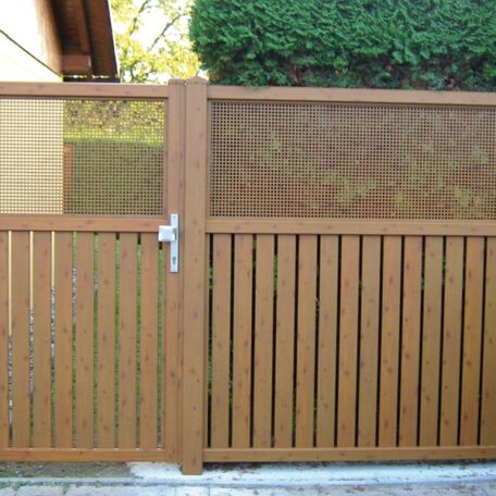 Holztor mit waagerechten und senkrechten Lamellen vor einem Haus, moderner Gartenzaun. HANSEL.kraus metalltechnik gmbh