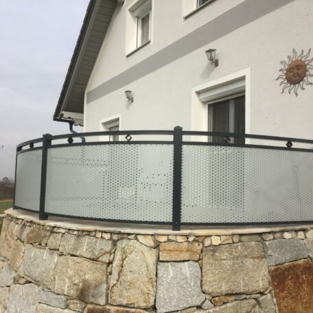Moderner Balkon mit Milchglas-Geländer und Steinmauer an Wohnhaus-Fassade. HANSEL.kraus metalltechnik gmbh