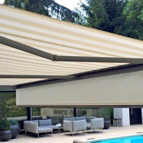 Große Markise spendet Schatten über einer modernen Terrasse mit Pool und Sitzmöbeln. HANSEL.kraus metalltechnik gmbh