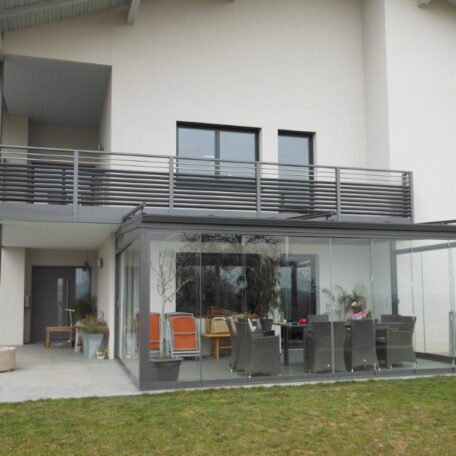 Modernes Einfamilienhaus mit Wintergarten und Terrasse, Glasfront, Blick auf gepflegten Garten. HANSEL.kraus metalltechnik gmbh