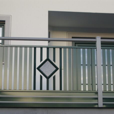 Moderner Balkon mit vertikalen Metallstreben und quadratischem Designelement an Wohngebäude. HANSEL.kraus metalltechnik gmbh