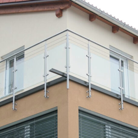 Moderner Balkon mit Glasgeländer an Gebäude, klare Linien und zeitgemäßes Design. HANSEL.kraus metalltechnik gmbh