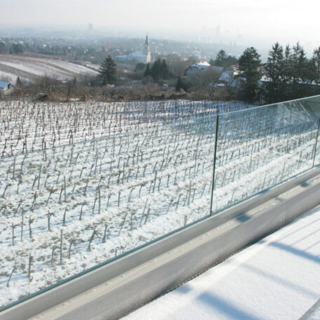Winterliche Weinberge mit Schneedecke, Ausblick von moderner Glasbrüstung über Freiburg. HANSEL.kraus metalltechnik gmbh