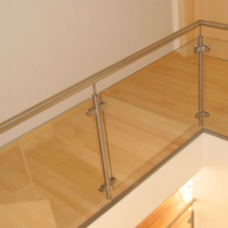 Modernes Glasgeländer mit Edelstahlpfosten auf hellem Holzfußboden, Obergeschoss eines Wohnhauses. HANSEL.kraus metalltechnik gmbh