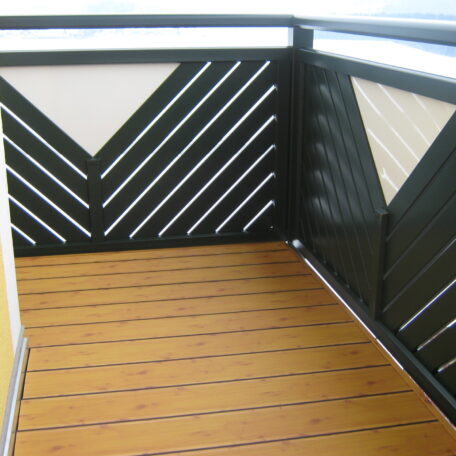 Balkon mit braunen Dielen und modernem schwarzen Sichtschutz, geeignet für Imagefilm-Produktion in Freiburg. HANSEL.kraus metalltechnik gmbh
