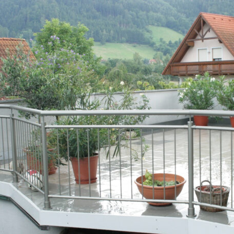 Großer Balkon mit Blumentöpfen und Blick auf bewaldete Hügel im Schwarzwald. HANSEL.kraus metalltechnik gmbh