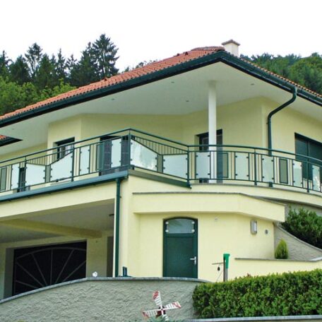Modernes Einfamilienhaus mit Garage, Balkon und gepflegtem Vorgarten am Hang. HANSEL.kraus metalltechnik gmbh