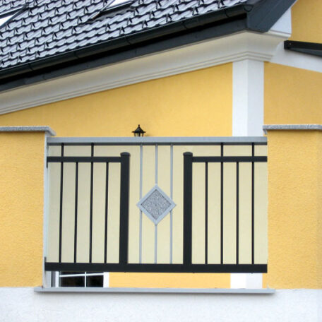 Balkon mit gelber Wand und modernem Metallgeländer an Einfamilienhaus. HANSEL.kraus metalltechnik gmbh