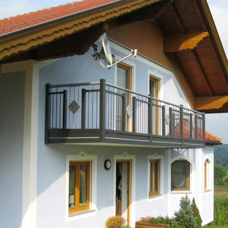 Balkon mit Metallgeländer an Einfamilienhaus mit Satteldach und weißen Wänden. HANSEL.kraus metalltechnik gmbh