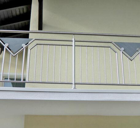 Modernes Balkongeländer aus Metall mit geometrischem Design an einer hellen Hausfassade. HANSEL.kraus metalltechnik gmbh