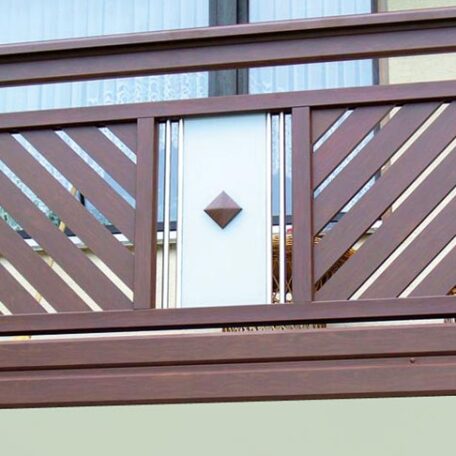 Balkongeländer aus braunem Holz mit Glas- und Metalleinsatz, modernes Design. HANSEL.kraus metalltechnik gmbh