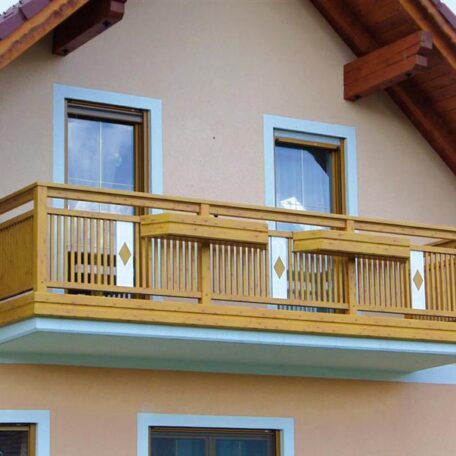 Holzbalkon mit Zierleisten und zwei Fenstern an einem Einfamilienhaus. de HANSEL.kraus metalltechnik gmbh
