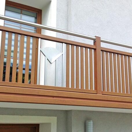Balkon mit senkrechten Holzgeländer und Metall-Element an Fassade eines Wohnhauses. HANSEL.kraus metalltechnik gmbh