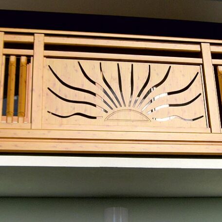 Holzgeländer mit eingeschnitztem Sonnenmotiv auf einem Balkon, modernes Handwerk. HANSEL.kraus metalltechnik gmbh