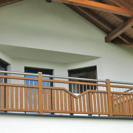 Holzbalkon mit modernen Geländer-Elementen an einem Haus mit Satteldach sichtbar. HANSEL.kraus metalltechnik gmbh
